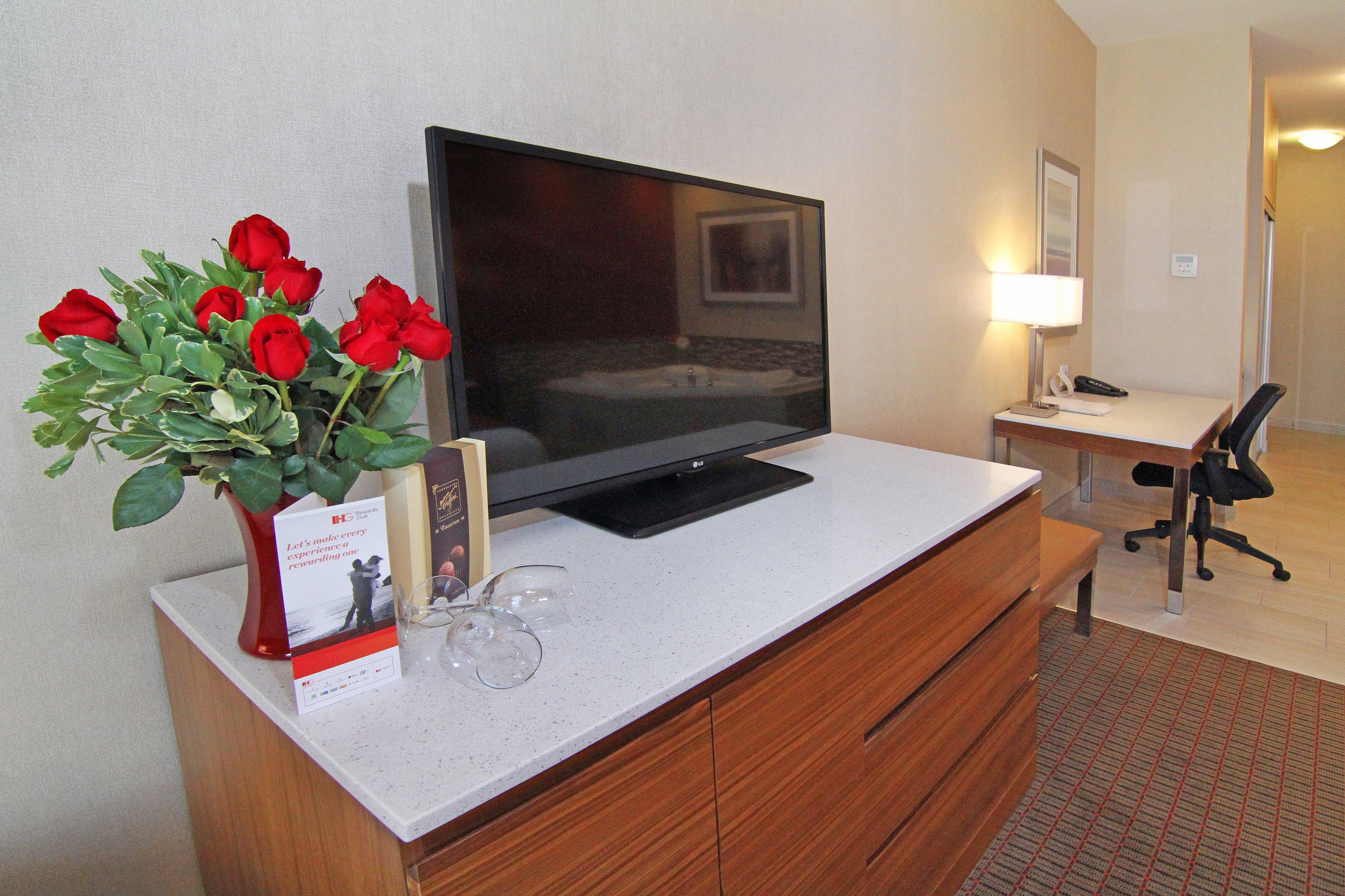 Holiday Inn Express And Suites Calgary University By Ihg Экстерьер фото